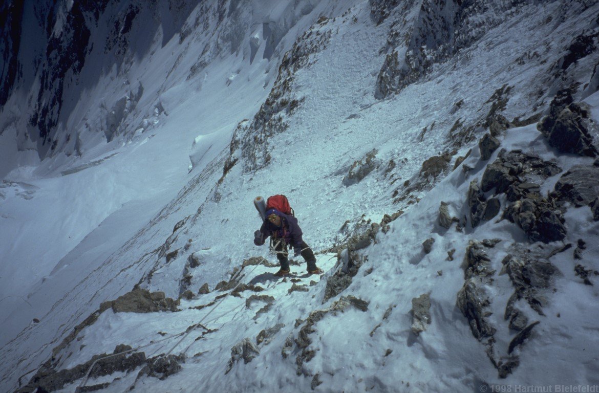 Further up it will be less steep, but we don´t despise the fixed rope at 50° steepness.
