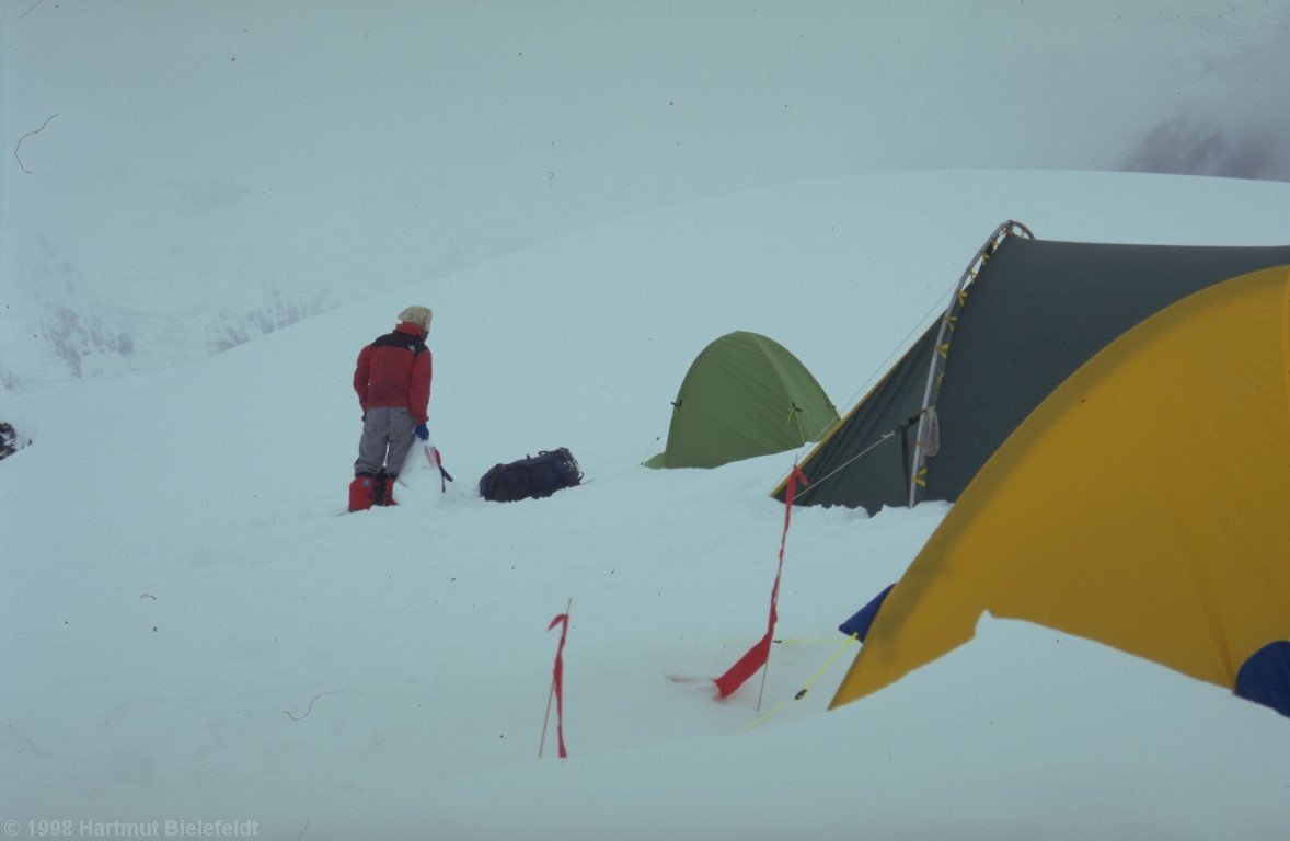 Camp 2. The small green thing is indeed the tent in which the Japanese friend is spending his nights.