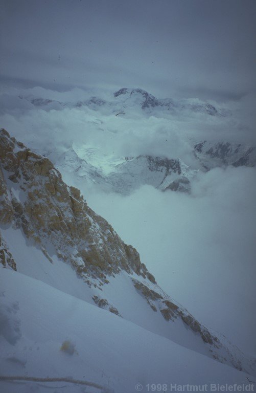 At 6700 m we reach the ridge and look to Peak Pobeda which has almost completely disappeared in the clouds again.