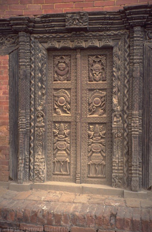 Viele Türen und Fenster sind mit Holzschnitzereien verziert
