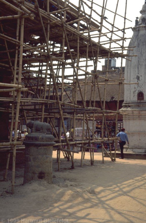 Bamboo scaffolds withstand high strains.