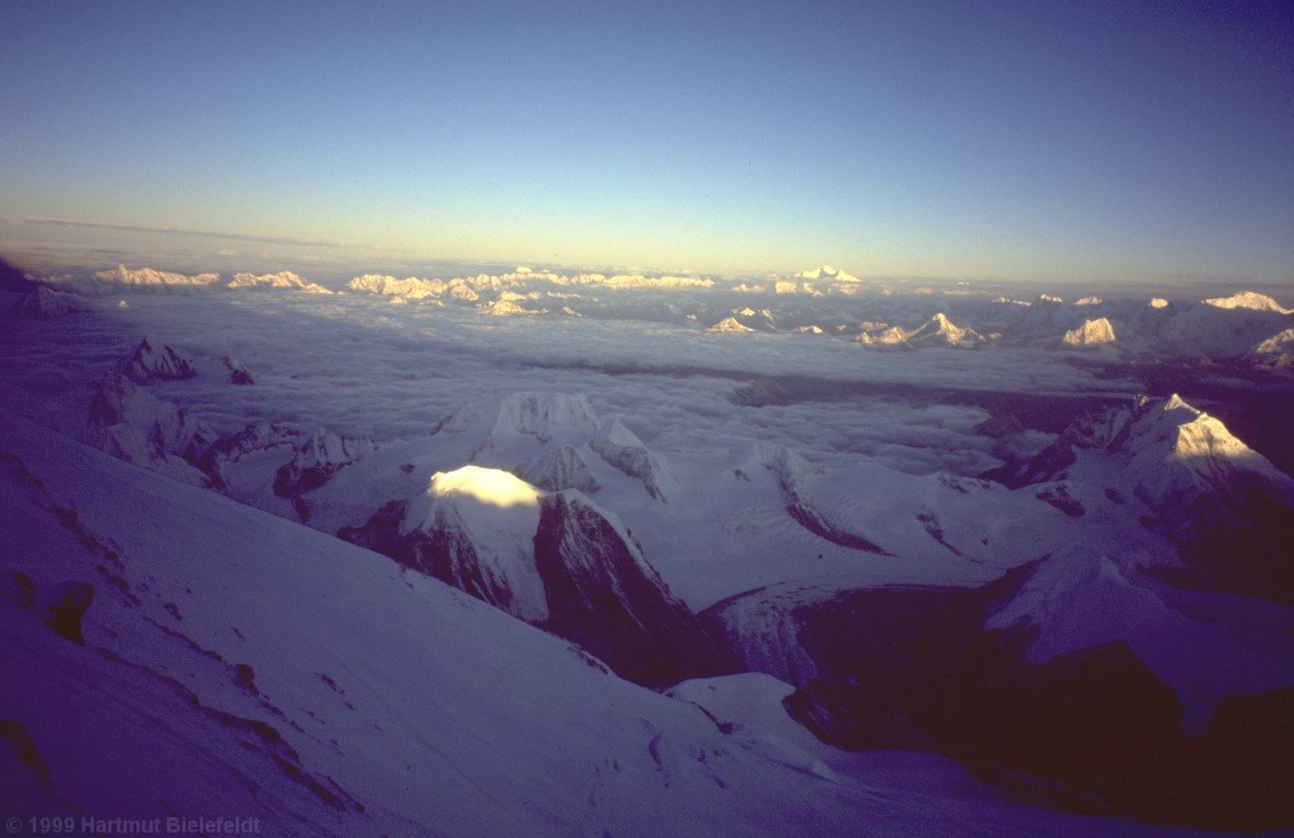 Alle Berge liegen unter uns, links der riesige Schatten des Cho Oyu