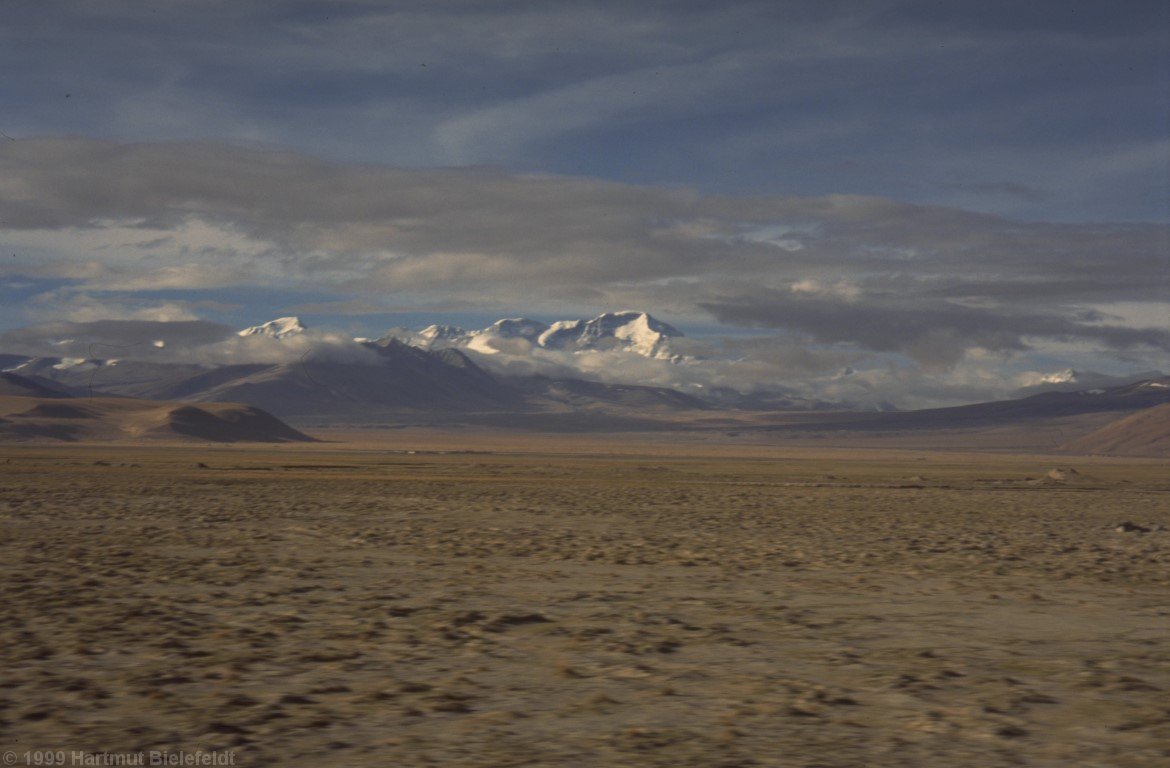 Blick zurück auf den Cho Oyu, nun schon ziemlich von Wolken umfasst