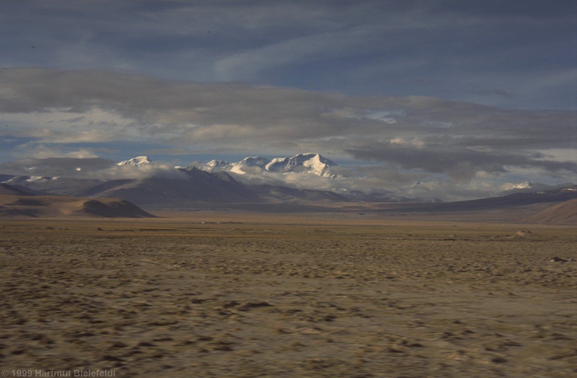 view back to Cho Oyu, now rather cloud-covered.