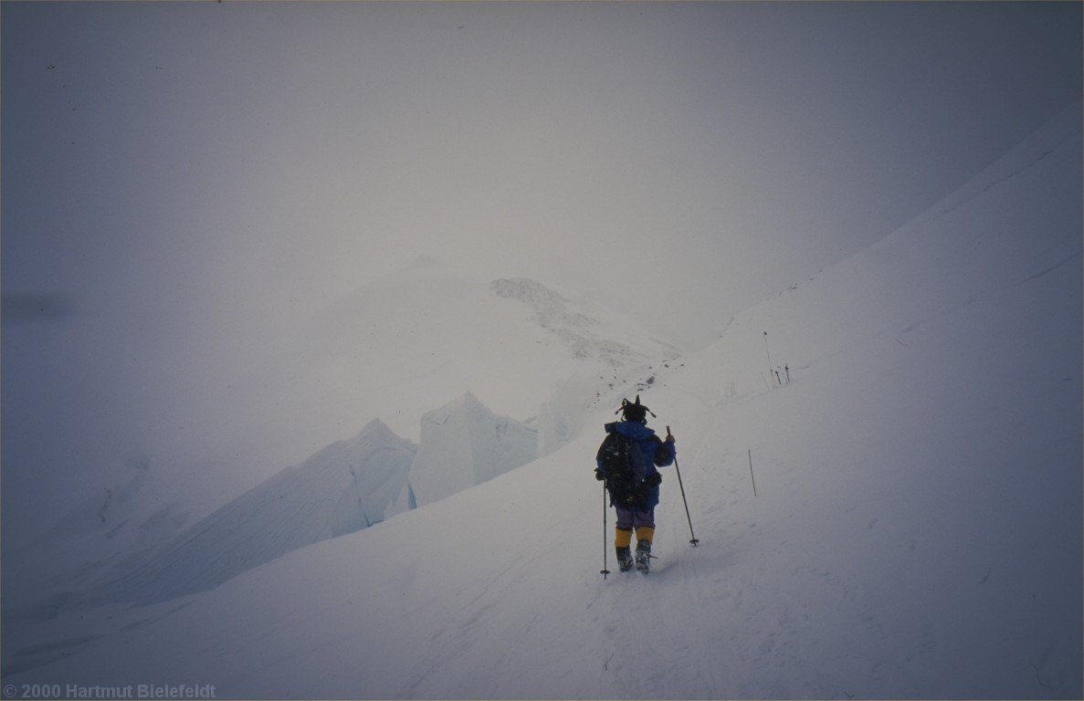 Wieder auf dem Rückweg vom Medical Camp, im Nebel am Windy Corner.