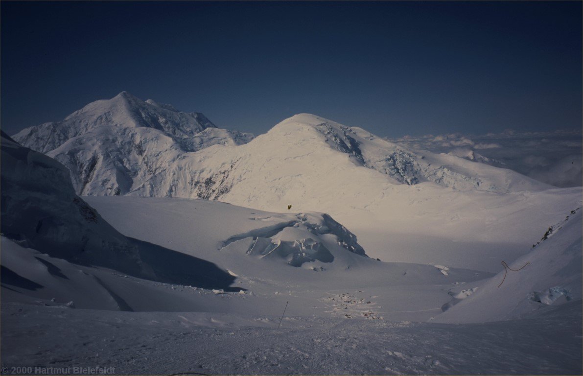 Blick auf Mount Foraker, Kahiltna Dome und Lager 11000' (unten)