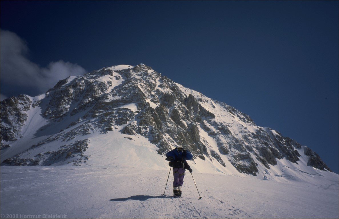 The rocky West Buttress is avoided at the right side via Windy Corner