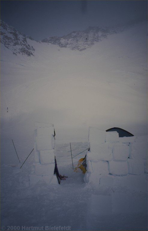 Having arrived in Medical Camp (4300 m), we first build a proper housing.