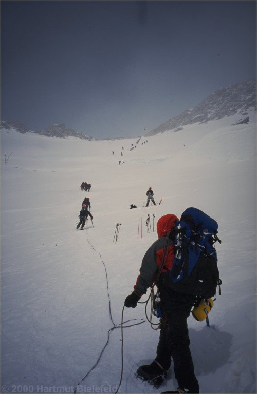 Aufstieg zur West Buttress, am Beginn der Fixseile.