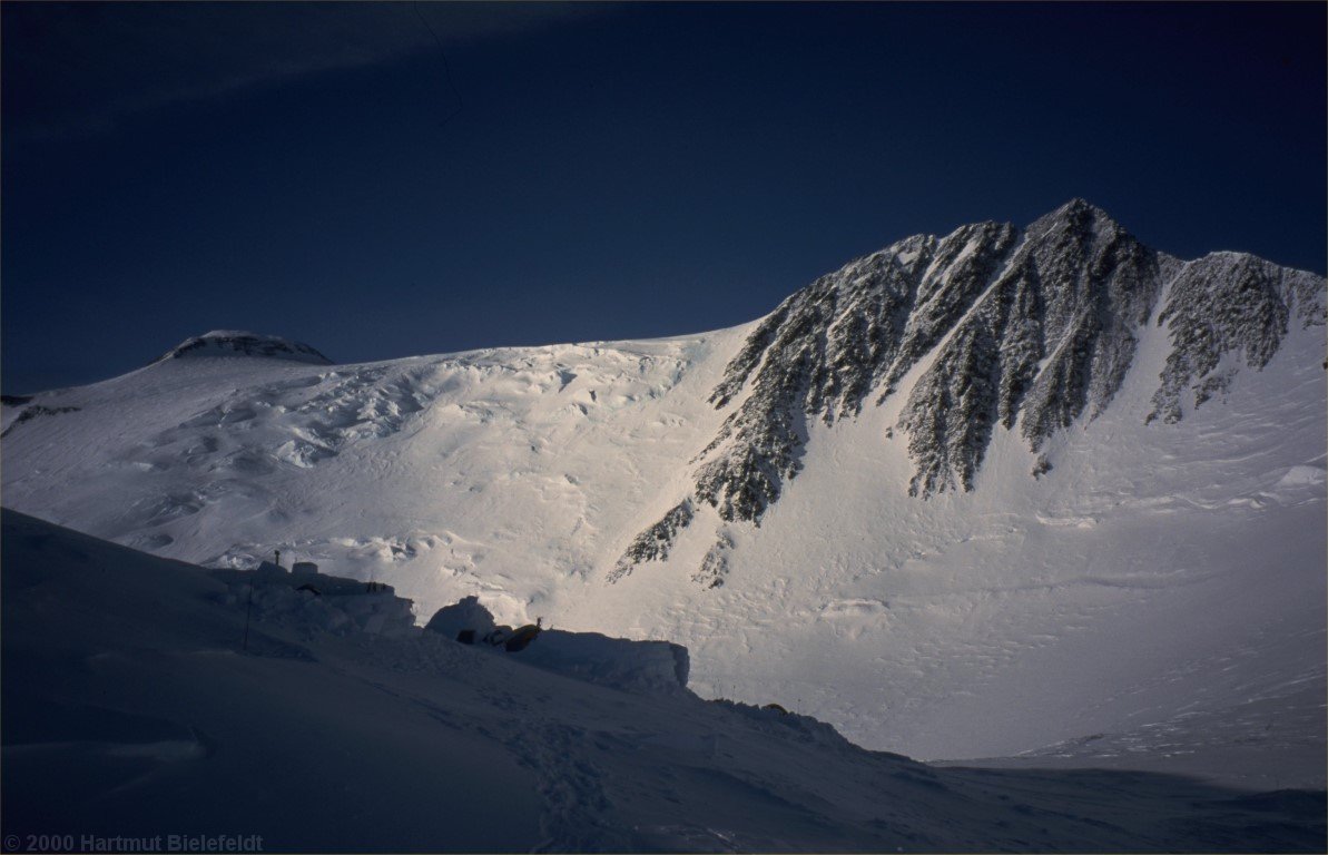 Nord- und Mittelgipfel des Denali. Den Hauptgipfel (Südgipfel) sieht man von hier aus nicht.