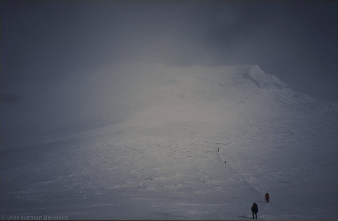 Im Nebel kann man rechts Kahiltna Horn und links Hauptgipfel erahnen.