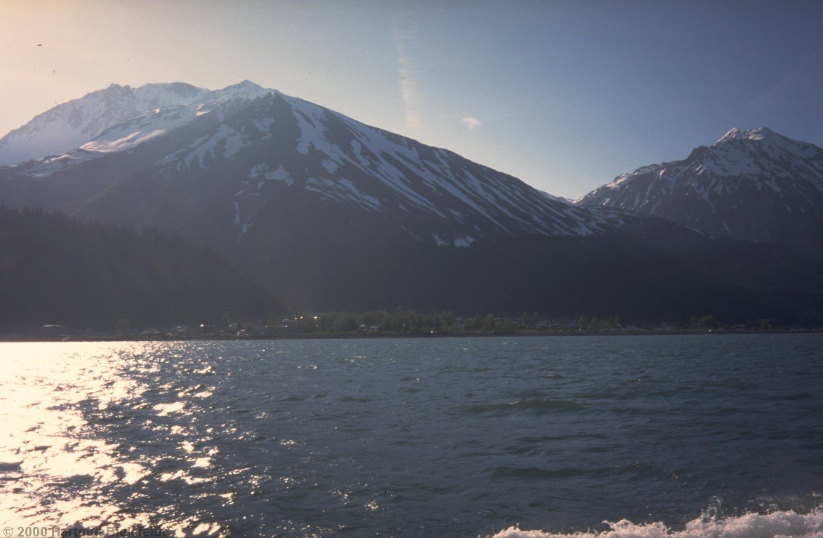 Zurück bei Seward, hinter dem Ort ragt der Marathon Mountain auf.