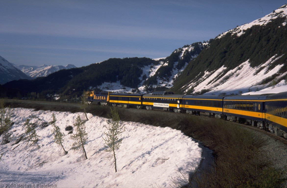 Die Bahn führt durch eine wilde, fast unberührte Gegend.