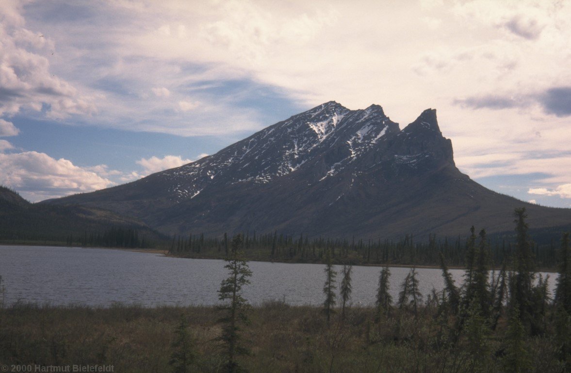 Der Sukakpak Mountain ist die charakteristischste Berggestalt auf einigen hundert Kilometern