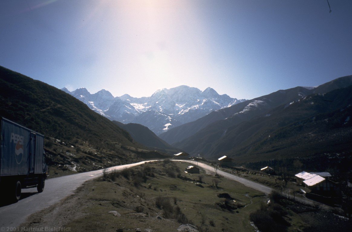 Am nächsten Tag folgen wir weiter der Straße nach Tibet, die ersten Sechstausender kommen in Sicht.