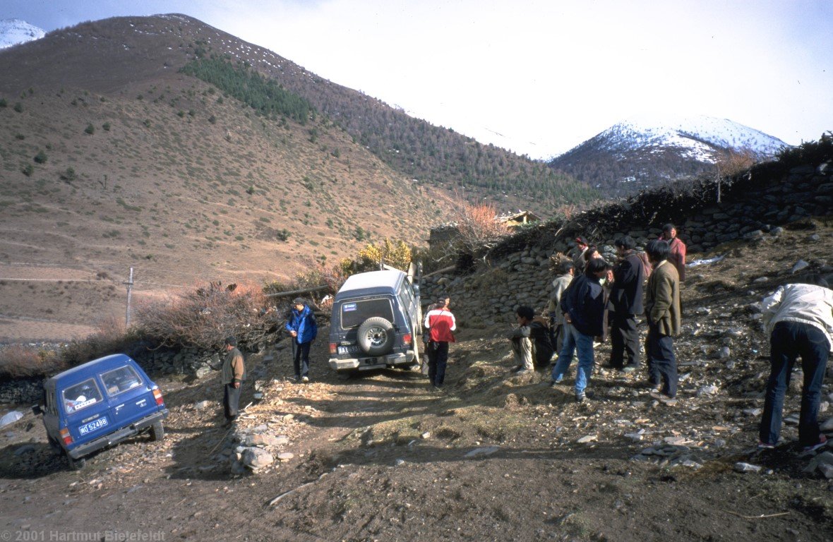 Liuba (3800 m) is reached. Parking the cars took quite some time.