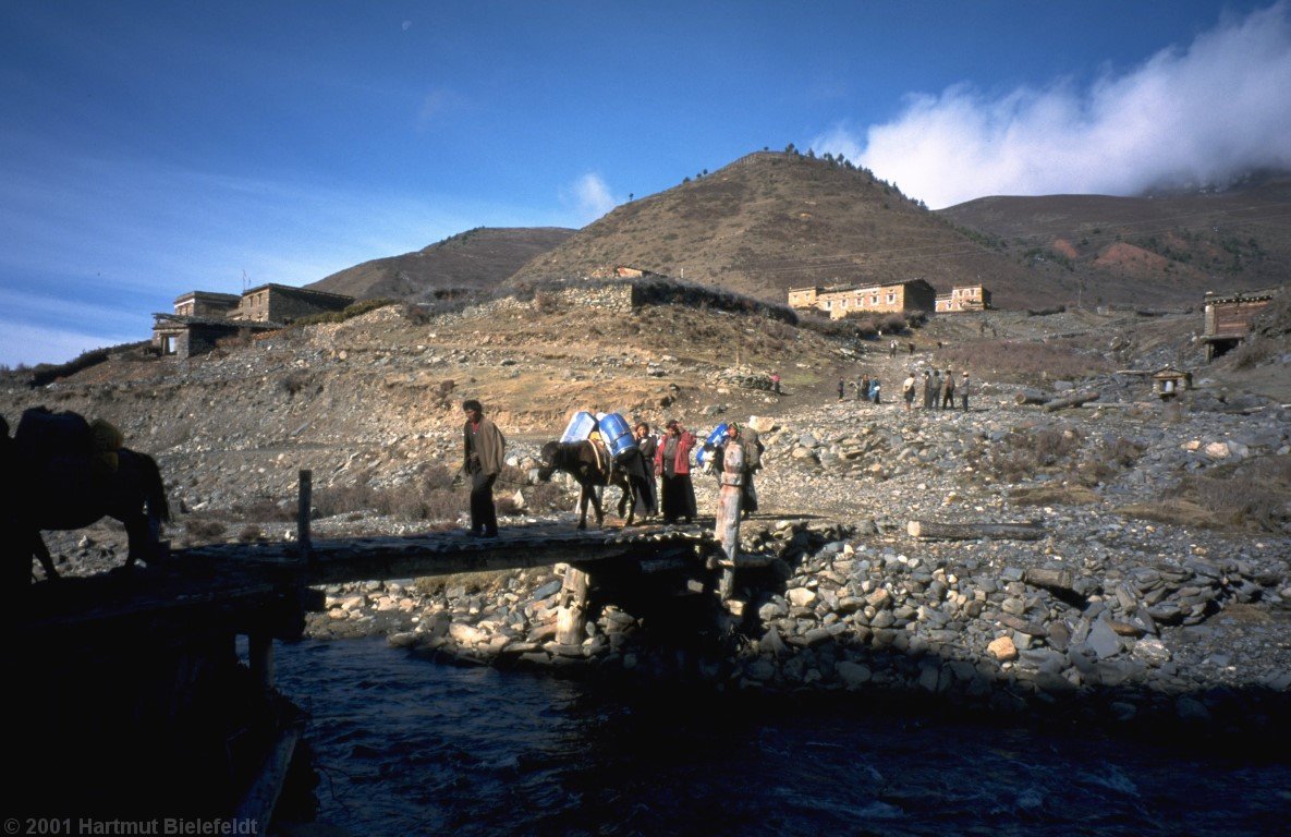 After the usual mess during loading the animals we soon leave the village.
