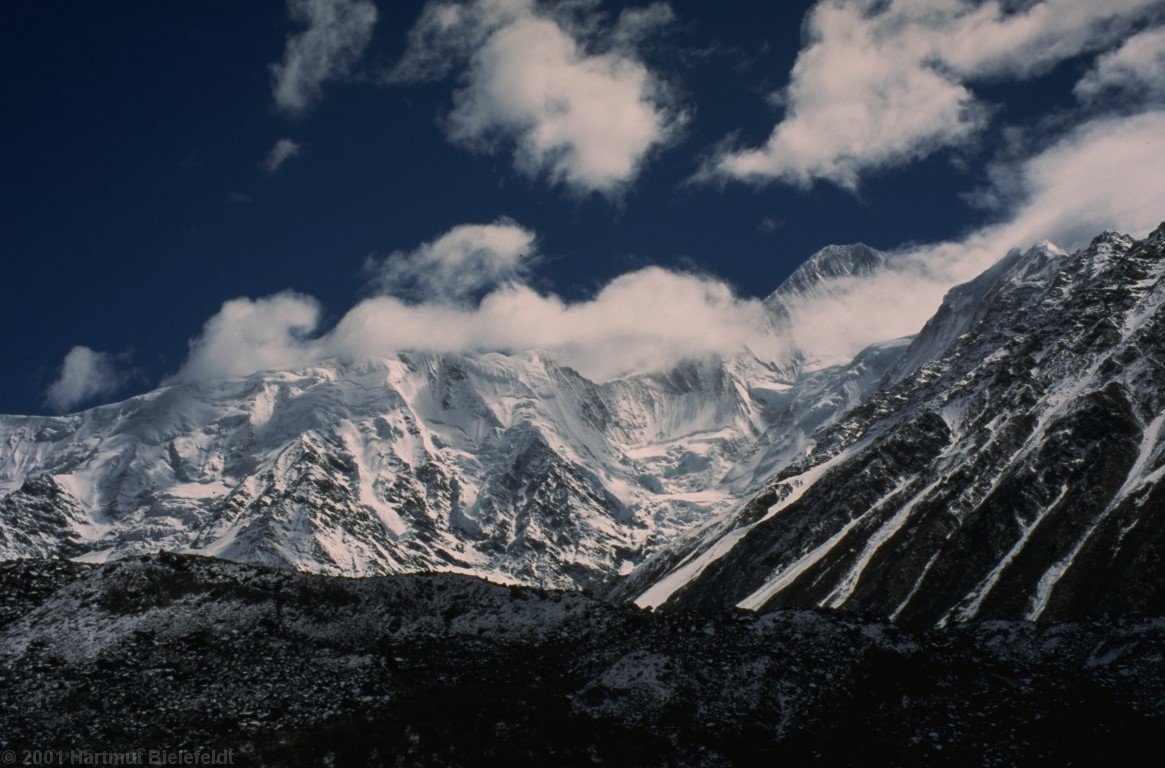 Von Zeit zu Zeit sieht man durch die Wolken den gewaltigen Minya Konka, unser Expeditionsziel.