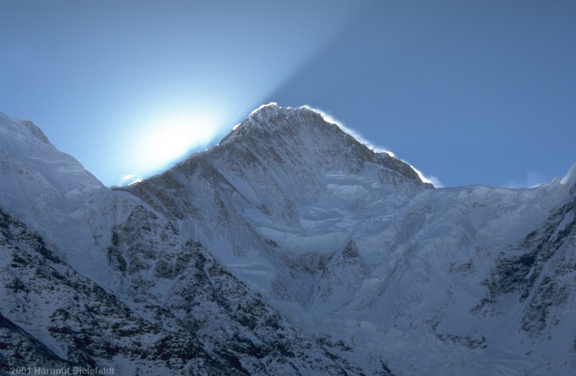 Leider nimmt uns der Berg morgens die Sonne. Dafür ist jeder Sonnenaufgang aber ein sehenswertes Schauspiel.