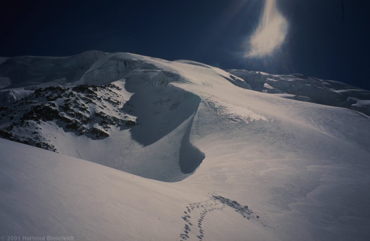 Near the saddle, at 5310 m, we deposit a tent and go down again.