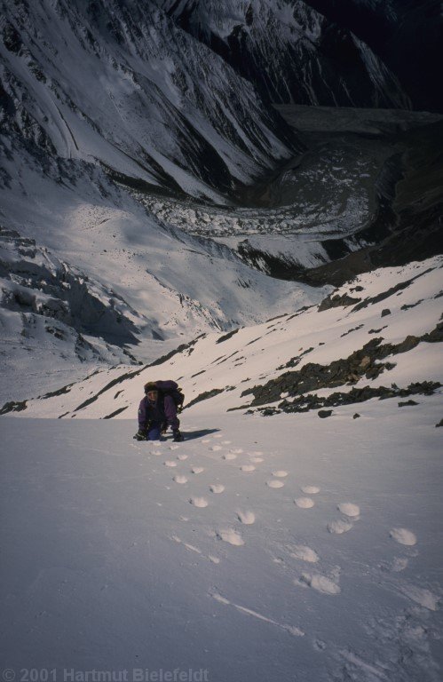 The upper part of the couloir is 40-45° steep, but conditions are good.