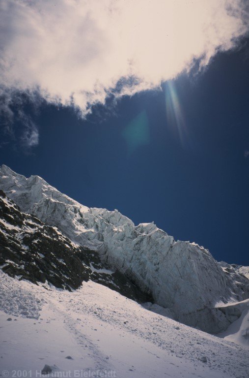 Further down there is no time to lose, the avalanche chunks are a clear sign.