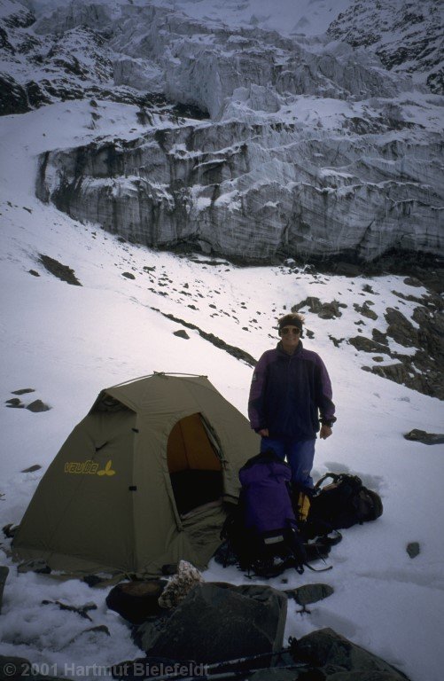At 4850 m we install an intermediate camp; we will go to camp 1 from here tomorrow morning.