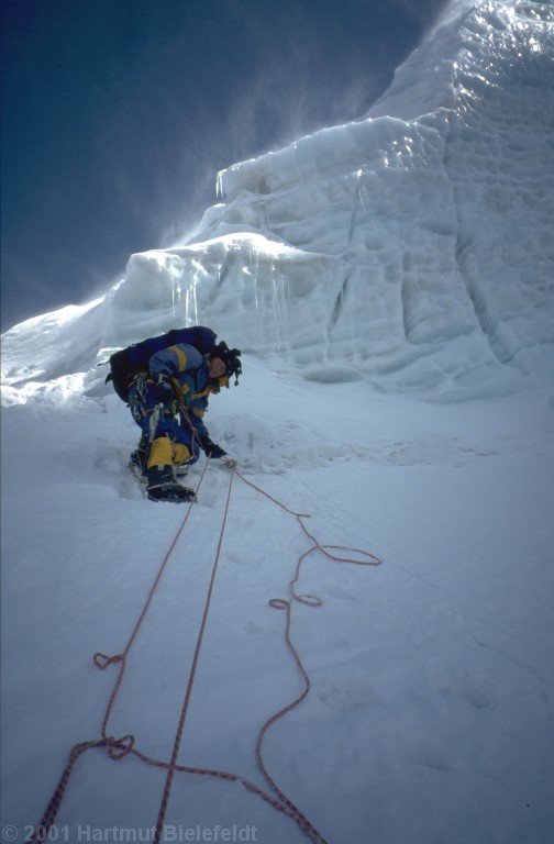 Due to the fresh snow we wanted to avoid the couloir. But here we won´t succeed, the ice is very steep and in bad condition.