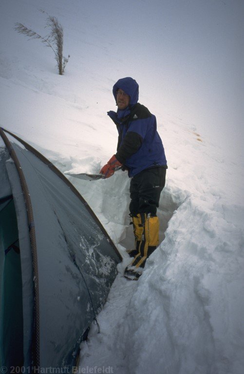 Not such a good view. Snowstorm, the tent must be dug out once every few hours.