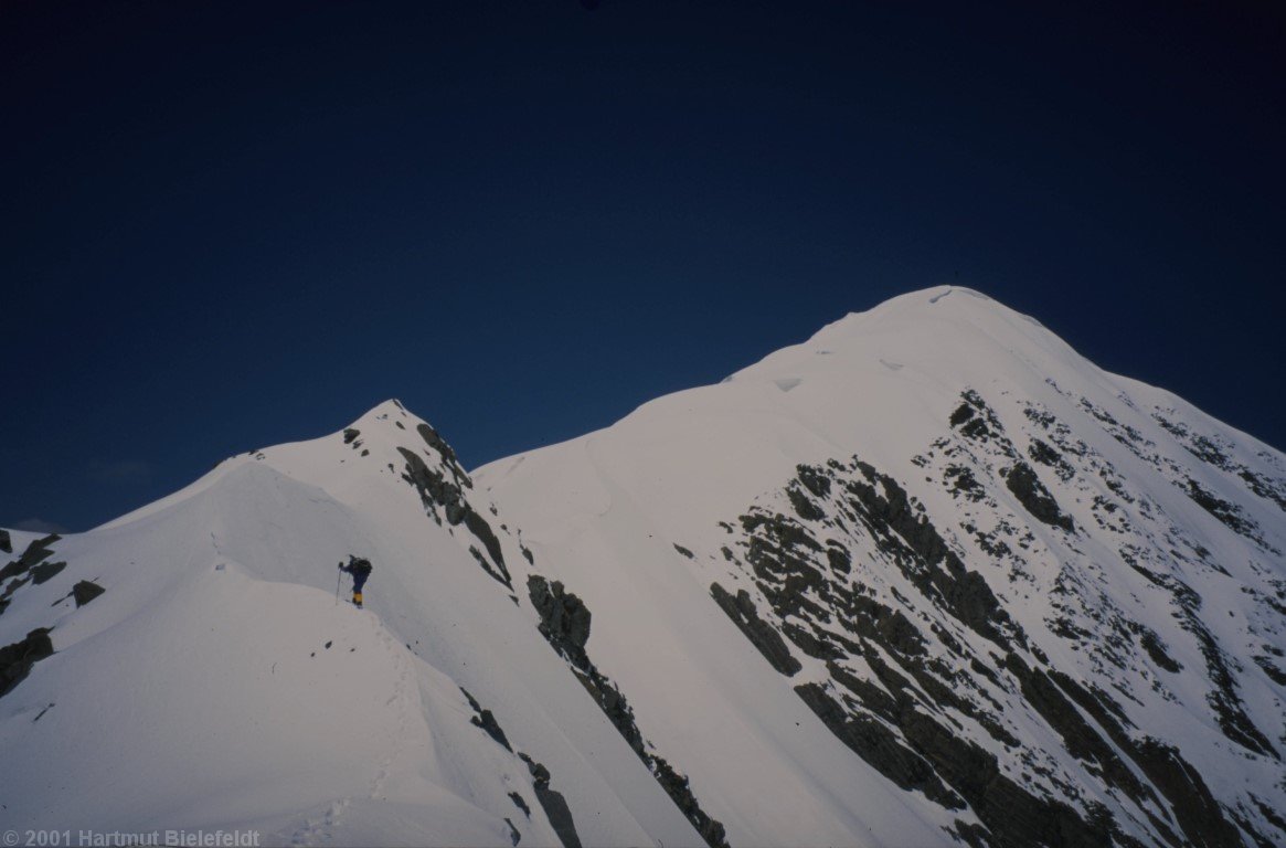 Although the ridge looks easy now, a steep step forces us to turn back. Tomorrow we will try a different route.