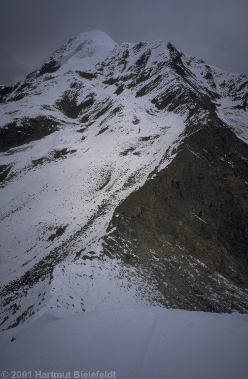 Blick vom P. 4975.7 auf den Nochma, ein Großteil der Route ist zu sehen.