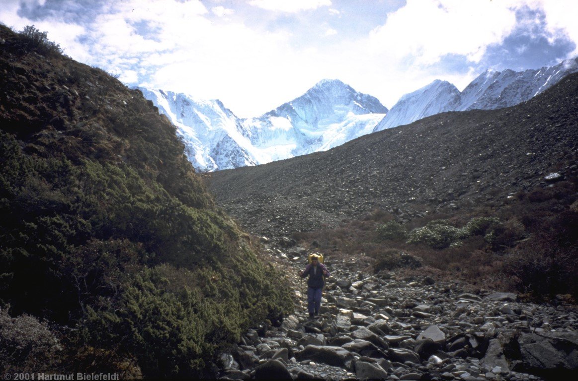 Wir bringen die erste Ladung Gepäck nach Gongga Gompa.