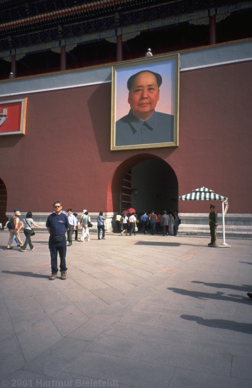Wieder in Beijing. Mao dominiert den Eingang zur Verbotenen Stadt.