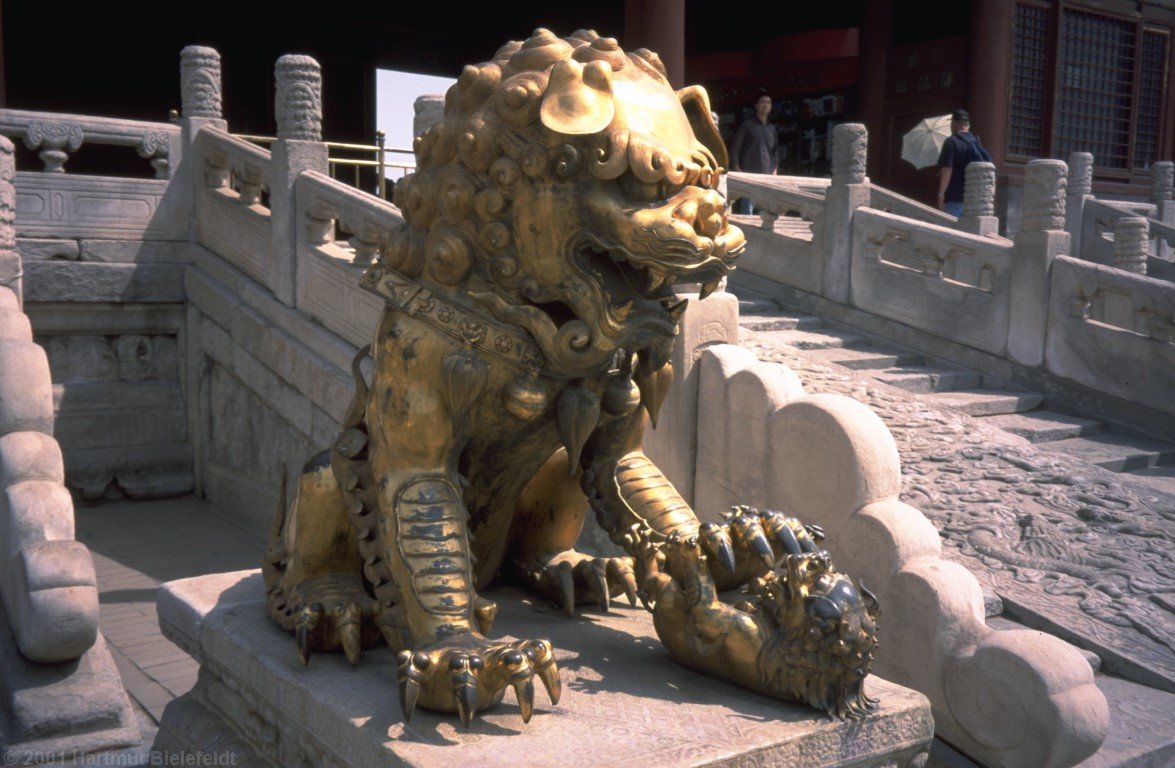 The lion is nursing the young via her paw. Background right, the central runway which was reserved to the emperor only.
