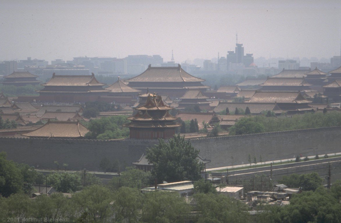 Trotz des Beijinger Smogs hat man eine nette Aussicht auf die Verbotene Stadt.