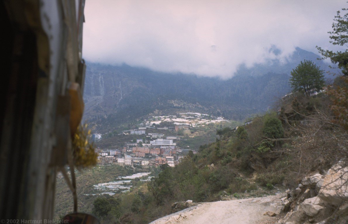 The Chinese border village Zhangmu is in sight