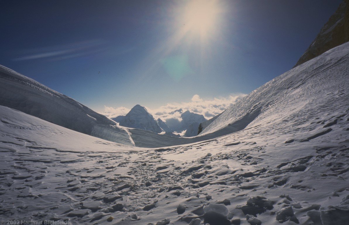 Behind the toilet we see Pumori (7165 m)