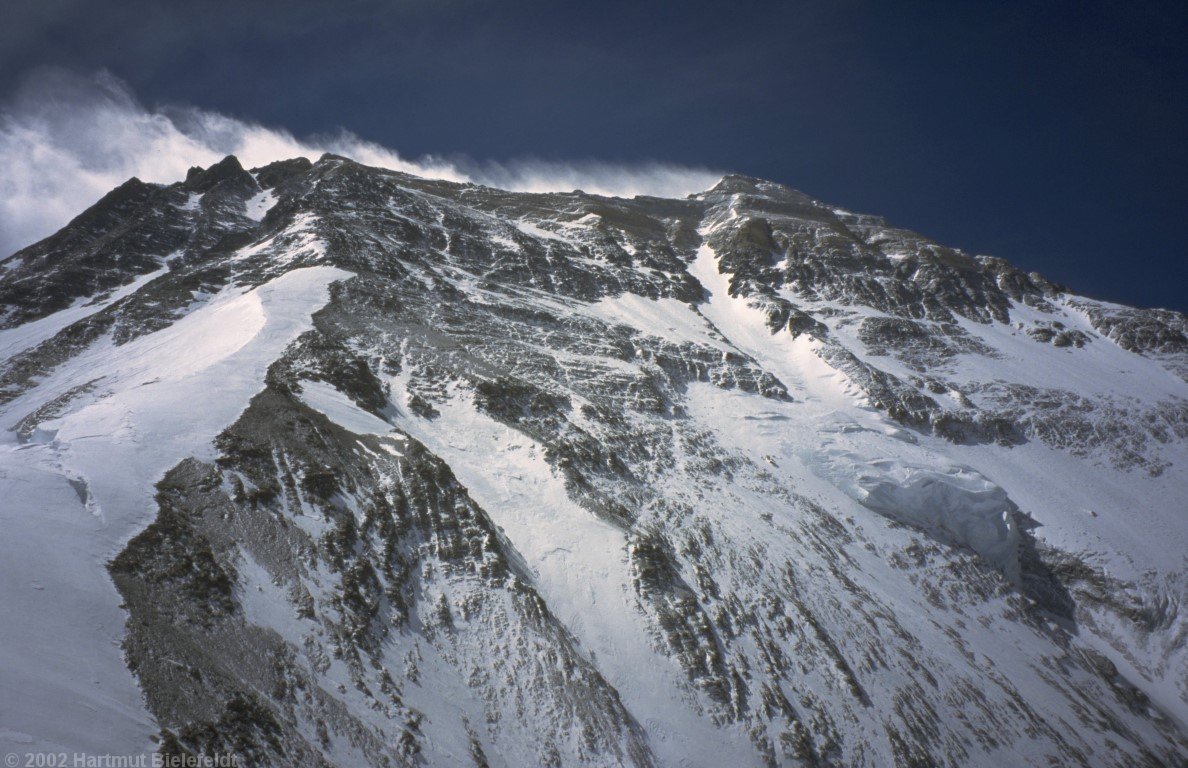 Der Weiterweg verläuft über den Schneegrat und in seiner Fortsetzung zu Lager 2 und 3.