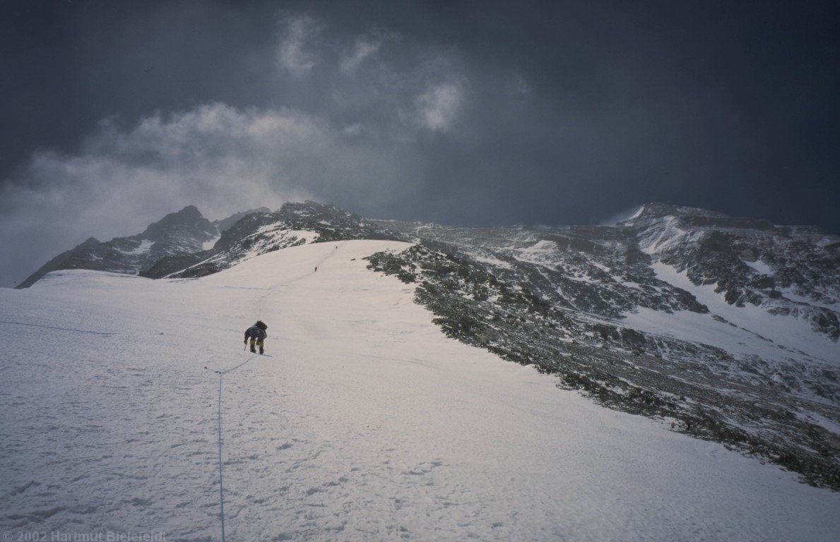 The snow ridge is easy and quite boring.