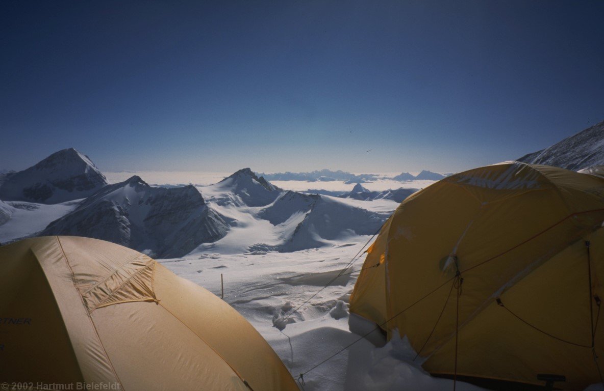 In Lager 1. Der markante Berg ist der Khartaphu Peak (7283 m)