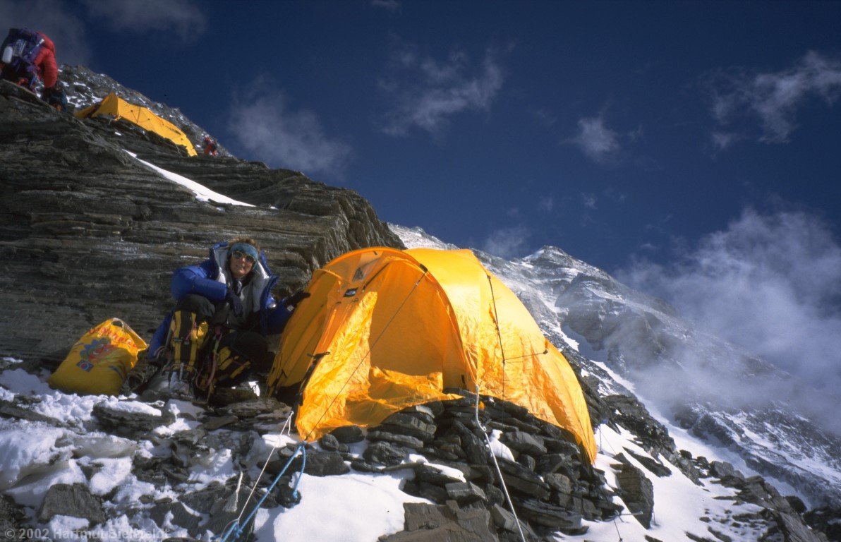 Unser Zelt auf 7700 m, gut geschützt unter einem Felsblock