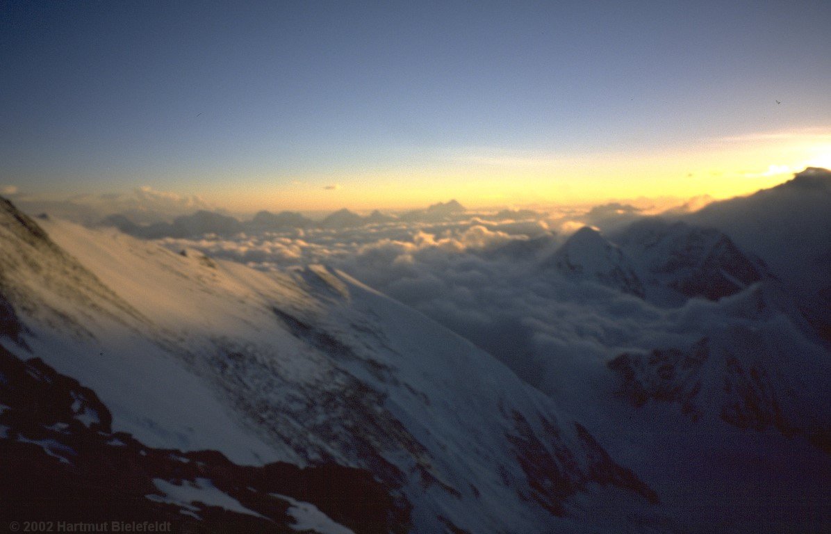 Berge wie der Pumori sind kaum mehr zu finden, so klein erscheinen sie von hier oben.