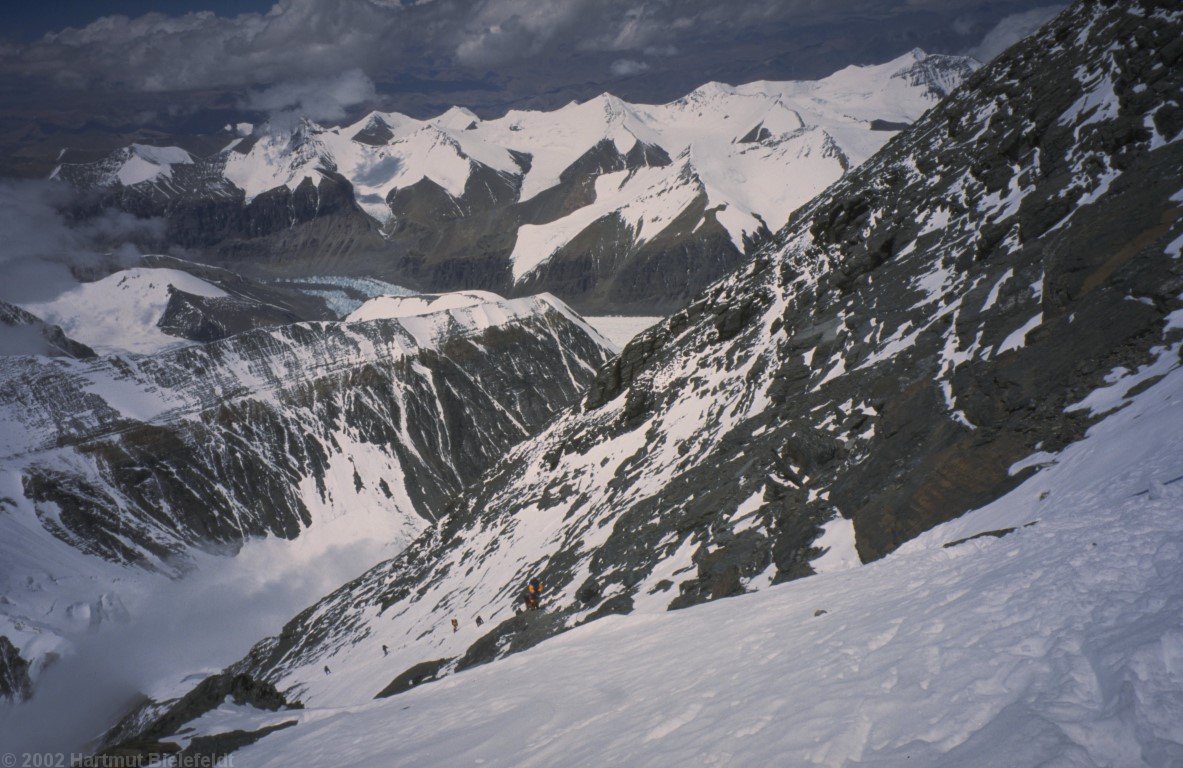 8090 Meter. Wie die Ameisen kommen Bergsteiger am Fixseil hoch.