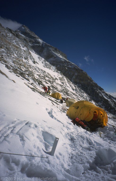 The route leads up through the rocky slopes to the left, up to the ridge