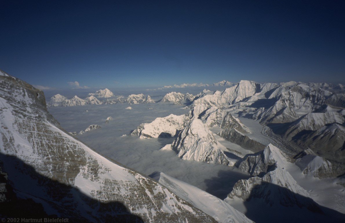 At the left side of Cho Oyu we see 120 km distant Shisha Pangma.