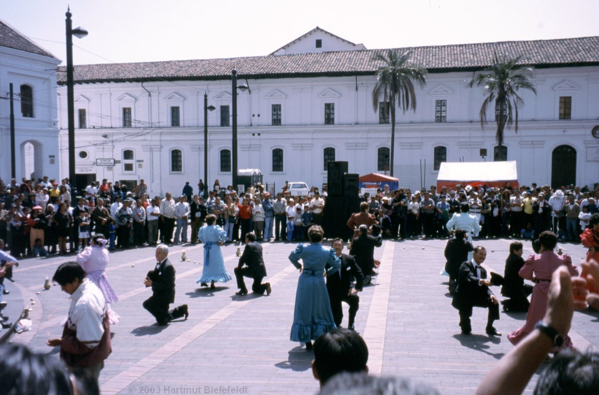 On the car-free sunday people are dancing