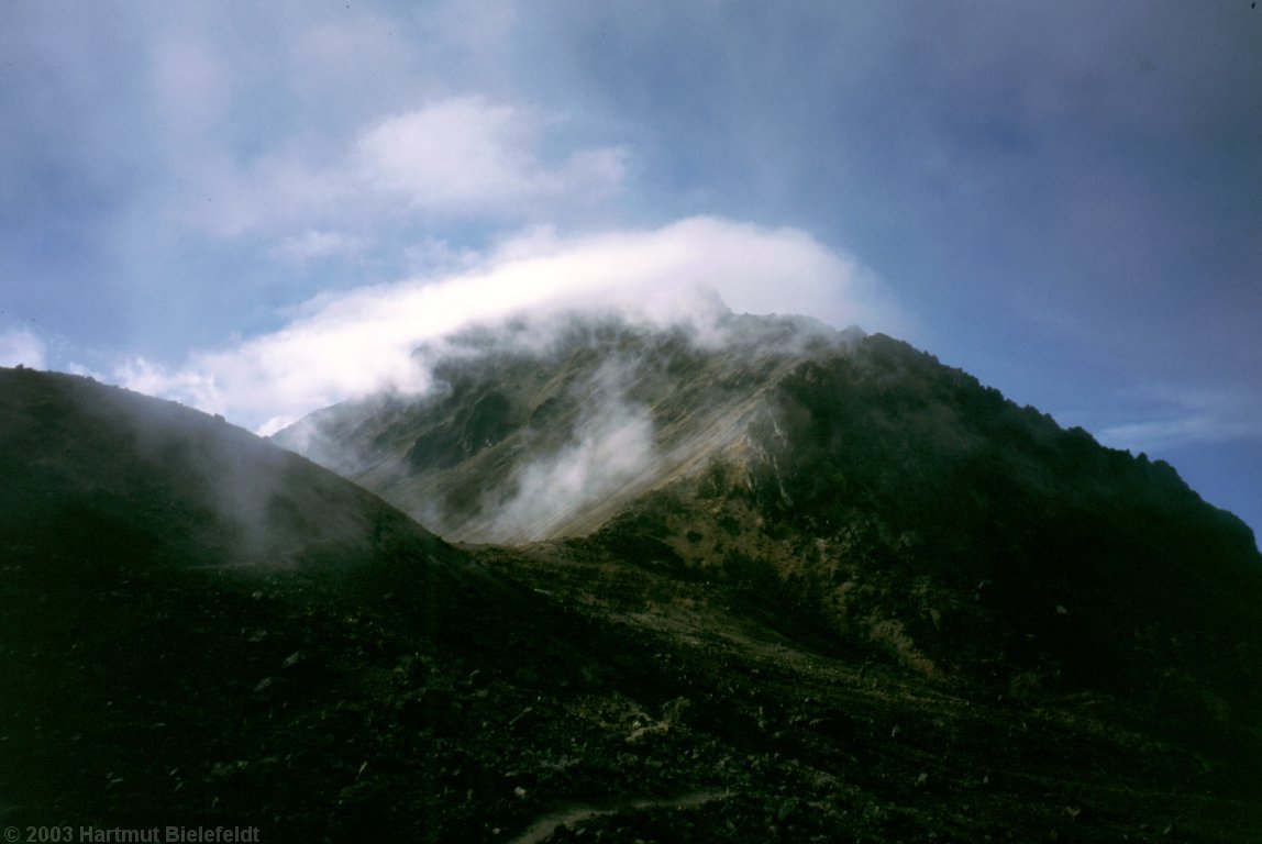 Ein Stückchen vom Iliniza Norte ist in den Wolken zu sehen. Schade, dass wir jetzt nicht schnell raufgegangen sind.