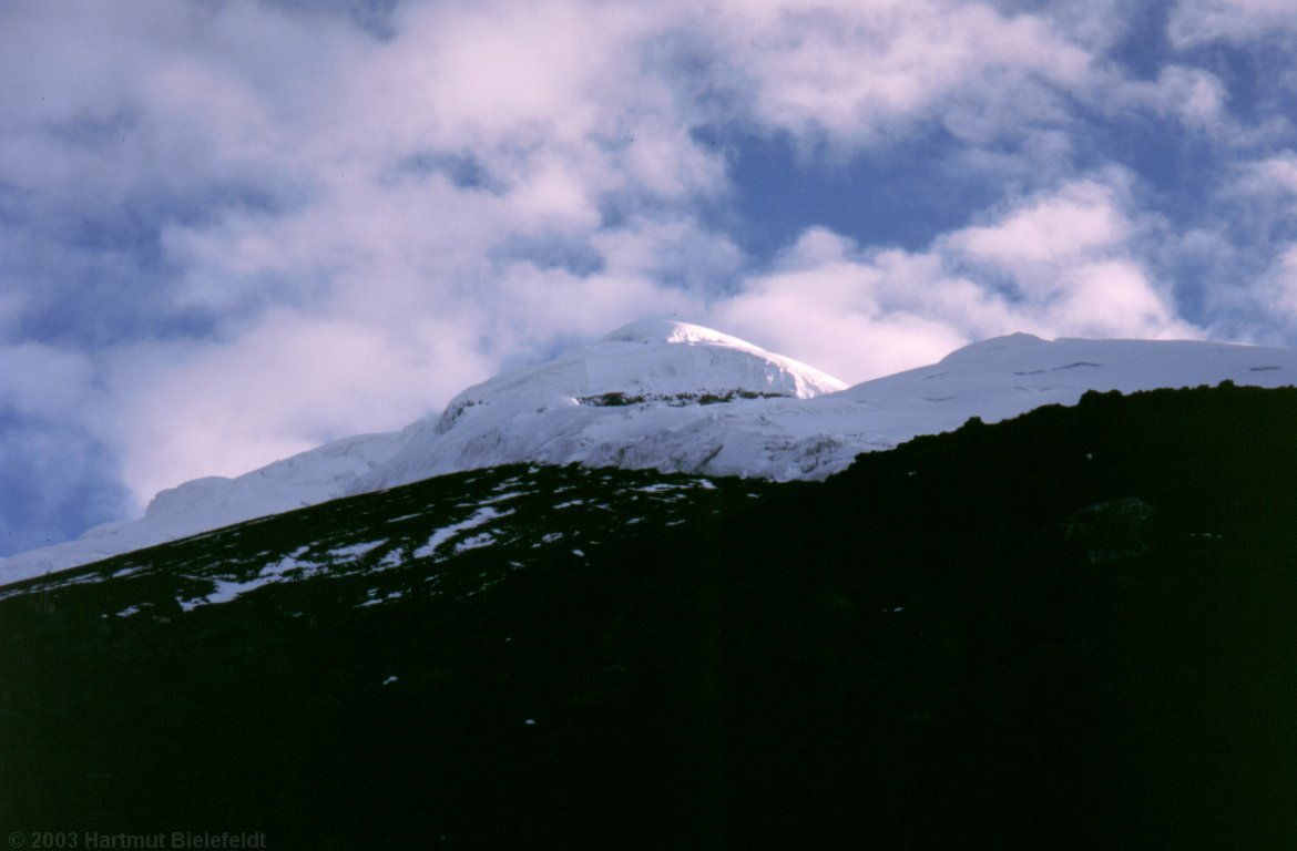 The summit looks not far, but that is an illusion of course