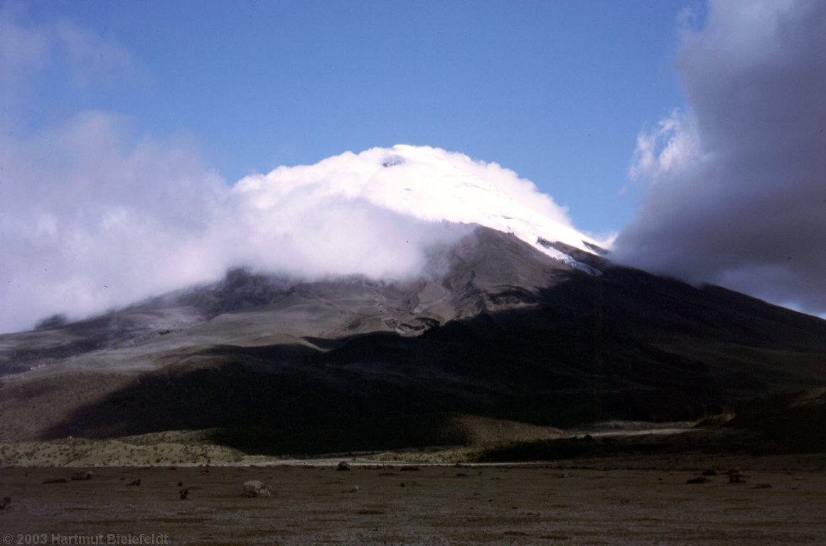 Immer noch haben die Wolken den Cotopaxi fest umklammert