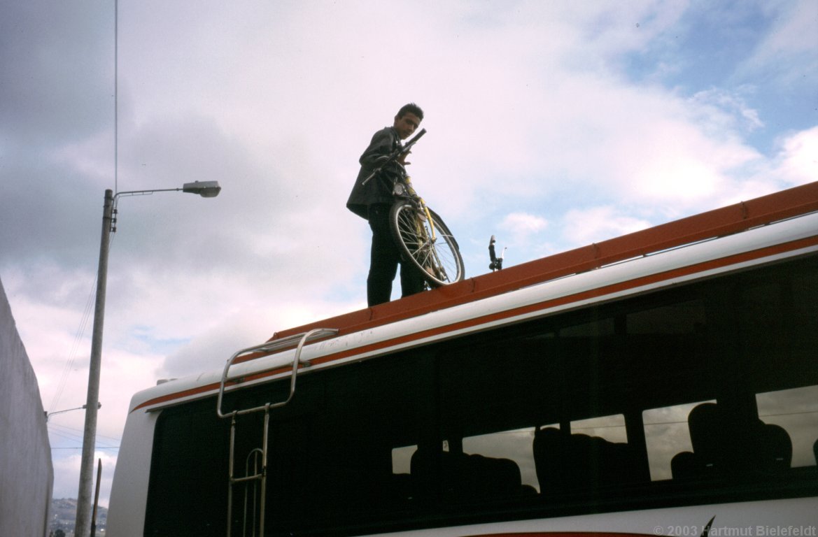 The bikes go onto the roof, and the bus trip to Cruz del Arenal begins